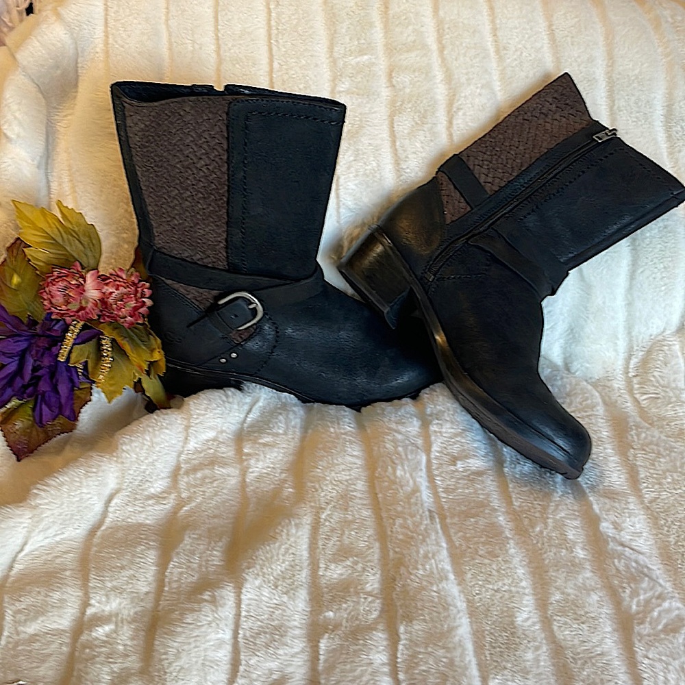NEW Ugg Two Tone Zip Boots Sz 6